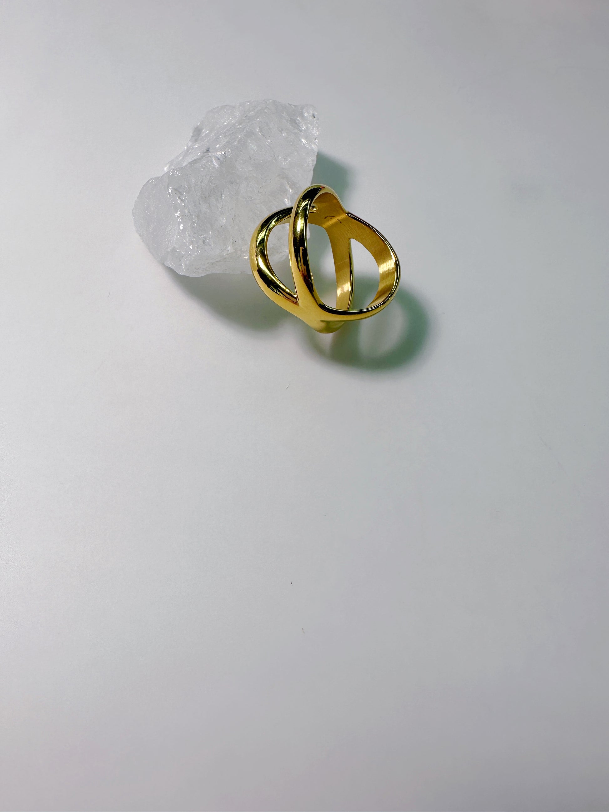DLB Crosscurrent: Titanium Fluid Design Ring (gold)